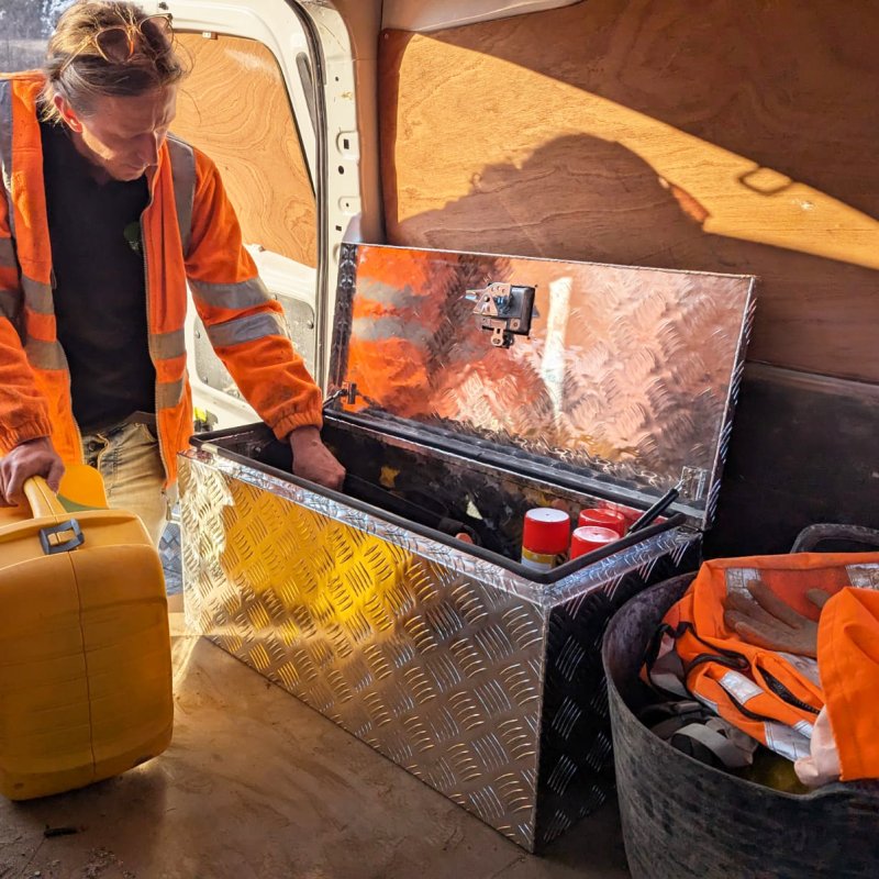 Aluminium Tool Box 70L Lockable Chest 2 Keys Trailer Truck Van Locker Boxes Storage Heavy Duty Checker Plate Rubber Base Liner & Seal Gas Struts Carry Case Large 28