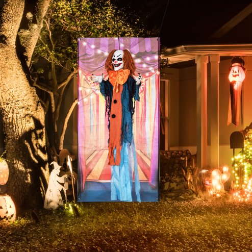 HOMCOM 168 cm Life Size Halloween Animated Standing Circus Clown with Red Light Up Eyes, Sound Activated Moving Arms & Body, Scary Clown Halloween Decorations, Battery Operated, Indoor Party Props