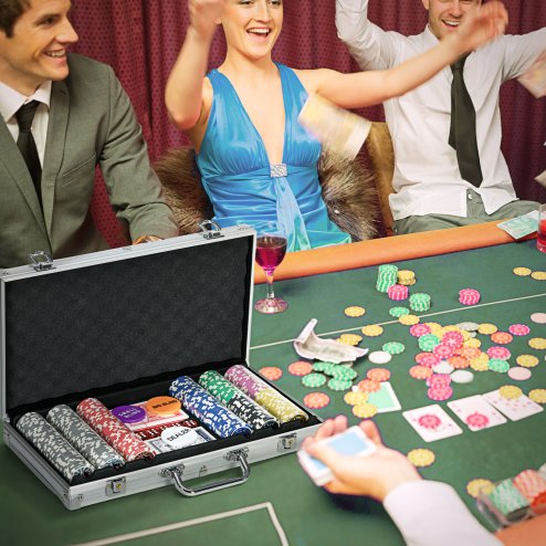SPORTNOW 300-Piece Poker Chips Set with Aluminium Case, Holdem Poker Set with Mat, 11.5g Numbered Poker Chips, Two Decks of Cards, Dealer, Five Dices