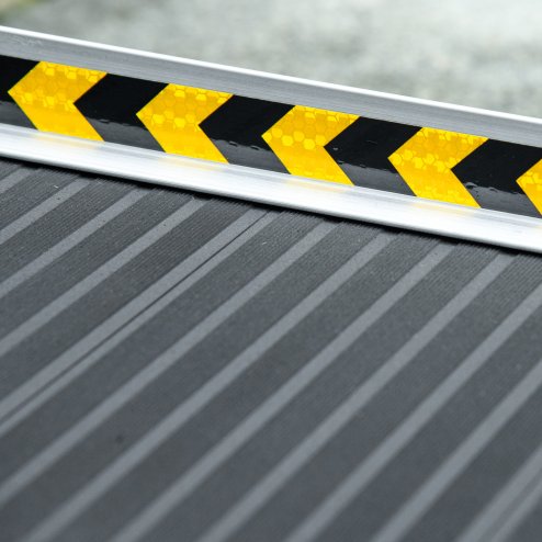 HOMCOM Wheelchair Ramp,  Folding Aluminium Threshold Ramp with Non-Skid Surface, Transition Plates Above and Below for Home, Steps, Stairs, Curbs, Doorways
