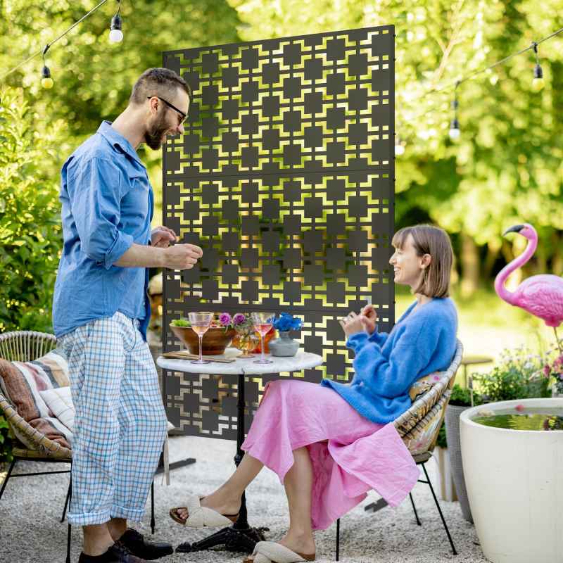Outsunny Decorative Garden Privacy Screen with Stand, 6.5FT Freestanding Metal Outdoor Divider, Decorative Privacy Panel with Expansion Screws for Garden Pool Hot Tub, Grid Style, Black