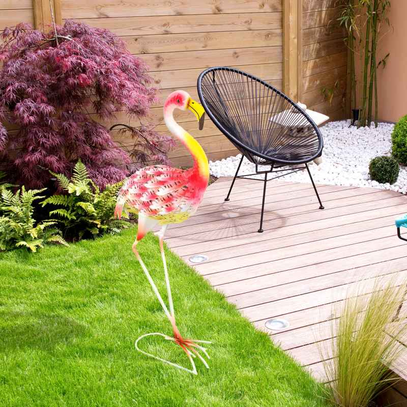 Outsunny Flamingo Garden Statue Ornament, Metal Bird Art Outdoor Statue, Standing Garden Sculpture Gift with Ground Stakes for Pond Landscape Decoration, Pink