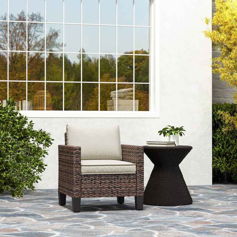 Outsunny Single Seater Rattan Garden Armchair, PE Wicker Rattan Chair with Armrests and Cushions, Garden Chair with Galvanised Steel Frame for Conservatory, Porch, Brown